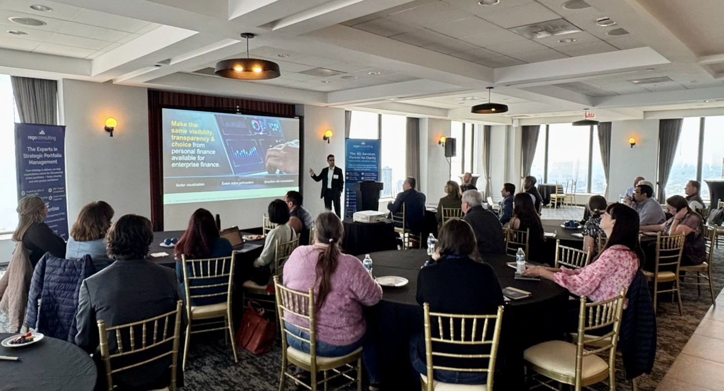 Chicago – Vib Presenter delivers Clarity-focused session to seated attendees with slide on finance transparency and decision-making.